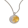 Détail du pendentif avec relief visage soleil bicolore or et argent et chaîne fine - Mélange Argent-Or