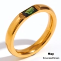 Anello in acciaio inossidabile placcato oro 18K con smeraldo rettangolare di maggio - Zircone Verde