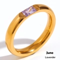 Anello minimalista in acciaio placcato oro 18K con zircone lavanda per giugno - Blu Fotocromatico