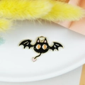 Halloween vleermuis bedeltje van legering met zwarte emaille en gouden rand - Vleermuis