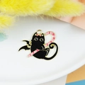 Zwarte emaille kat hanger met vleugels en zuurstok voor DIY sieraden maken - Toverstaf Kat