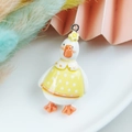 Süßer weißer Enten-Anhänger aus Harz mit gelber gepunkteter Schürze und kleiner Blume - Gelbe Schürze Mit Punkten-Stil