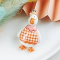 Cartoon-Entenanhänger aus Harz mit rosa Schleife und orangefarbener Schürze für DIY - Orange Karoschürze-Stil