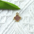 Goldener Kleeblatt-Anhänger mit rosa Strasssteinen für DIY Schmuckherstellung - Rosa