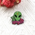 Detail eines grünen Acryl-Alien-Anhängers mit Stay-Rad-Slogan und Mond-Elementen - Friedenszeichen Alien Stil