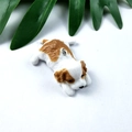 Portachiavi 3D realistico a forma di cucciolo di Corgi bianco e marrone con gancio - Cucciolo Sdraiato (YZ1561)