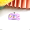 Niedlicher lila Resin-Anhänger im Spielekonsolen-Design mit Bärenmotiv für DIY-Schmuck - Hellviolett