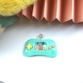 Mintgrüner Harz-Game-Controller-Anhänger mit Victory-Text und Metall-Hängering - Smaragdgrün
