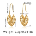 Detailansicht goldener Hängeohrringe mit Maßen und strukturierter Weboptik Design - 18K-Gold / Gold (KE1246)