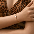 Detailed close-up of a paperclip chain bracelet with a single natural freshwater pearl - Paperclip Chain Single Pearl Style (KB0103)