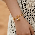 Bracciale in ottone placcato oro 18K con perla barocca e ciondolo a cuore sul polso - Stile Perla Cuore con Chiusura OT (KB0184)