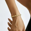 Elegante bracciale in ottone placcato oro 18K con perle d'acqua dolce e perline dorate - Perlina d'Oro con Texture Vintage Francese (KB0237)