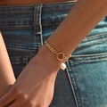 Elegante bracciale a catena dorata con perla bianca e chiusura a barra a T di classe - Stile Ciondolo Perla con Chiusura a T (KB0173)