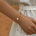 Elegante bracciale a catena dorata con una grande perla d'acqua dolce bianca e strass - Stile Grande Perla Strass Micro-Intarsiato (KB0241)