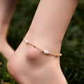 Tobillera minimalista bañada en oro con cuentas blancas en un entorno natural exterior - Estilo Perla de Cuenta Redonda Minimalista (KA0235) / Chapado en oro 18K