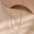 Detalle de collar de clavícula dorado con colgantes de rombo pulidos y eslabones mixtos - Estilo de Placa Metálica de Rombo (KN0218)