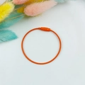 Schlüsselanhänger aus orangefarbenem Stahldraht mit Schraubverschluss auf Blumendekor - Orange