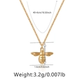 Collier pendentif abeille dorée avec ailes détaillées et finition polie sur blanc - Style Abeille 3D(KN0295) / Or 18 carats