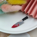 Mini acryl mes bedeltje met zwart handvat en rode spetters voor Halloween DIY sieraden - Fruitmes