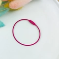 Rosaroter beschichteter Edelstahldraht-Schlüsselanhänger mit Rändelschraubverschluss - Fuchsia
