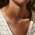 Gargantilla minimalista de eslabones de corazón dorados para mujer con un diseño elegante - Estilo de Eslabones de Corazón Pequeño (KN0418)