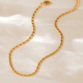 Collar de cadena de eslabones planos chapado en oro sobre tela blanca minimalista - Estilo de Cadena Geométrica Plana (KN0351)