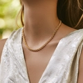 Collar de cadena rolo dorada pulida usado por modelo sobre tela metálica - Estilo de Cadena de Anillos Rolo (KN0414)