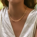 Collar de cadena de eslabones gruesos bañada en oro con textura, detalle en modelo - Estilo de Anillo Ovalado con Textura (KN0415)