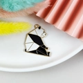 Geometrische panda emaille bedeltje in zwart-wit met goudkleurig frame voor DIY sieraden - Geometrische Gefacetteerde Stijl / Zittende Panda