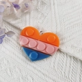 Llavero de resina con forma de corazón y bloques en capas de color naranja rosa y azul - Corazón Tricolor Pop It (4)
