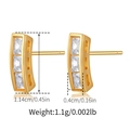 Vue détaillée des boucles d'oreilles dorées 18K avec dimensions 1,14cm et zircone - Style Courbe Triple Pierre Carrée (KE1462)