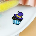 Pendentif cupcake d'Halloween avec chapeau de sorcière pour la création de bijoux - Cupcake Chapeau de Sorcier Rayures Bleu Blanc
