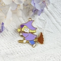 Pendentif sorcière en alliage avec cape violette pour la création de bijoux DIY - Sorcière sur un Balai(16)