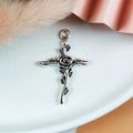 Pendentif croix vintage en alliage argenté avec détail de rose sur plateau blanc - Argent antique