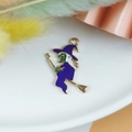 Halloween heks op gouden bezem emaille hanger voor DIY armband en sieraden - Paarse Heks (1)