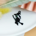 Halloween heks op bezemsteel emaille hanger in zwart en groen voor DIY sieraden - Zwarte Heks (2)