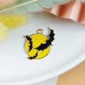 Halloween emaille hanger met zwarte vleermuizen op een gouden ronde legering - Gele Maan Vleermuis (9)
