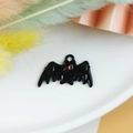 Zwarte vleermuis bedeltje voor Halloween DIY sieraden maken en armbanden maken - Roodogige Vleermuis (12)