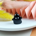 Vista macro de un dije de fantasma negro brillante para crear joyas personalizadas - Fantasma Negro (2)