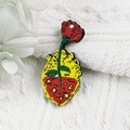Artistieke emaille bedel met anatomisch hart en rode roos in geel en rood ontwerp - Hart Roos Stijl (4)