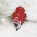Pendentif d'Halloween en acrylique avec roses rouges tenues par une main squelette - Style Rose Main d'Os (5)