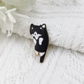 Détail d'un joli pendentif chat en émail noir et blanc avec bord doré pour bijoux DIY - Style Noir et Blanc (4)