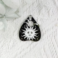 Pendentif planchette de soleil gothique noir et blanc avec finition en émail - Style Planchette Soleil (YZ1494-5)