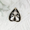 Pendentif planchette gothique en émail noir avec chats blancs et croissant de lune doré - Style Planchette Chats Assis (YZ1494-8)