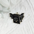 Pendentif cercueil gothique en émail noir avec ailes de chauve-souris et œil qui pleure - Charme d'Oeil de Chauve-souris (YZ1494-9)