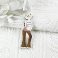Ciondolo in legno fai-da-te con gattino bianco con gilet grigio e pantaloni marroni - Stile Gatto Bianco Con Canotta Grigia