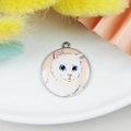 Ciondolo in lega con gatto bianco e occhi azzurri su sfondo rosa per gioielli DIY - Stile Gatto Bianco con Occhi Azzurri (5)