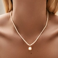 Franse retro parelketting met vierkante gouden hanger en parelmoer gedragen door een model - Vierkante Schelp Gouden Rand Hanger Ketting (KN0469)