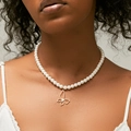 18K vergulde parelketting met vlinderhanger gedragen door een vrouwelijk model - Gouden Holle Vlinder Hanger Parelketting (KN0472)