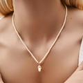Franse retro parelketting met gouden hanger met textuur en wit parelmoer inlegwerk - Vintage Vierkante Schelp Hanger Ketting (KN0466)